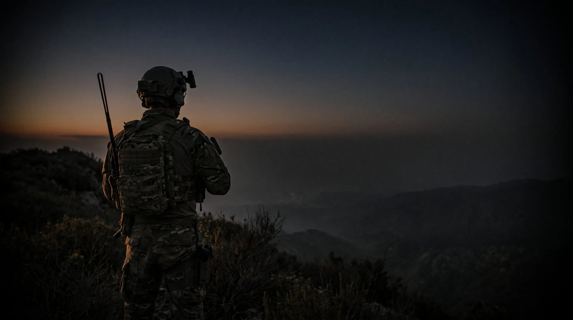 Soldado del clan milsim de Arma 3 en lo alto de una colina al anochecer